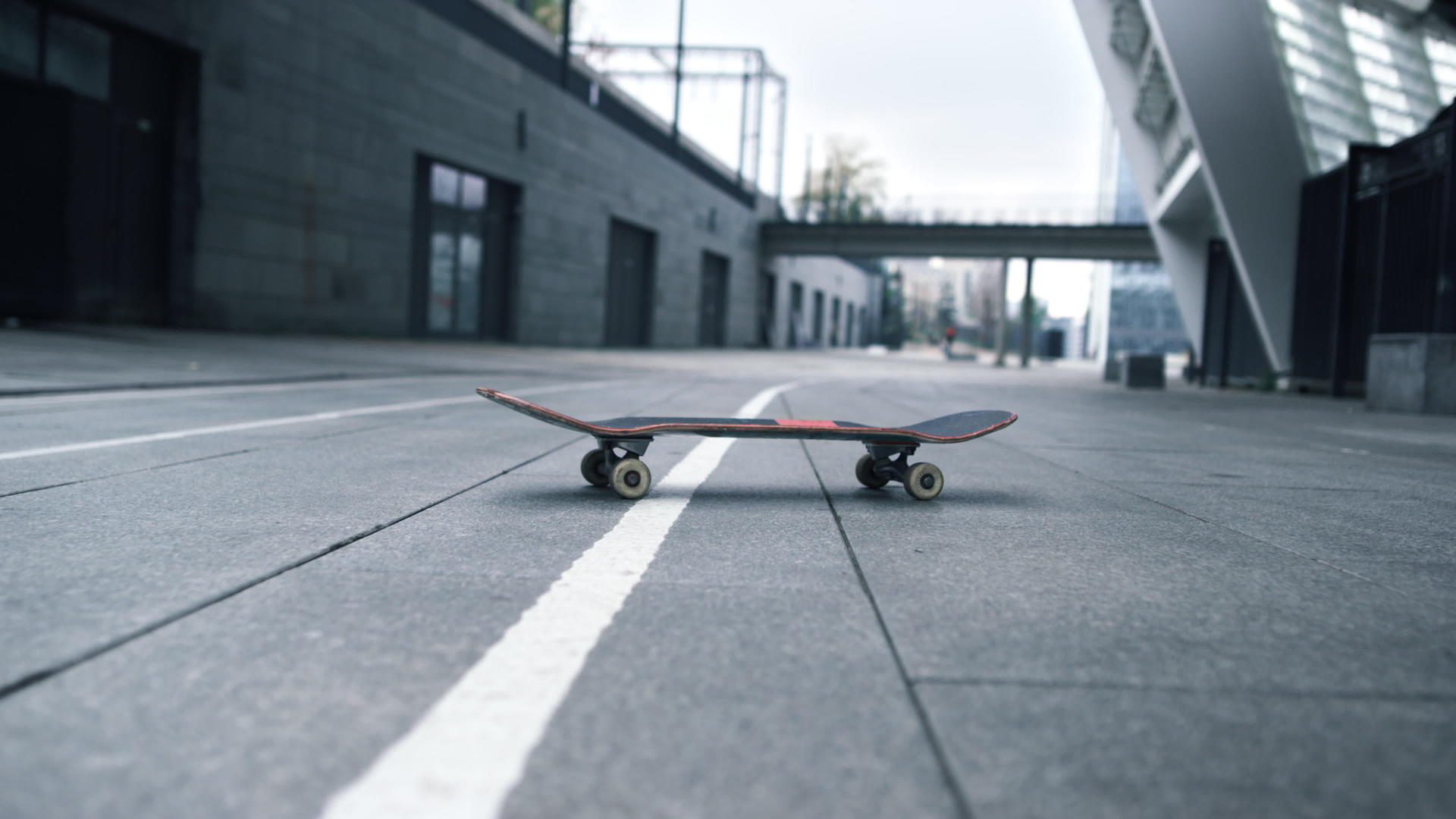 滑板留在城市背景上视频的预览图