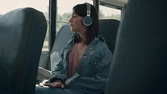 少女少女享受听音乐看窗户车辆运输特写视频的预览图