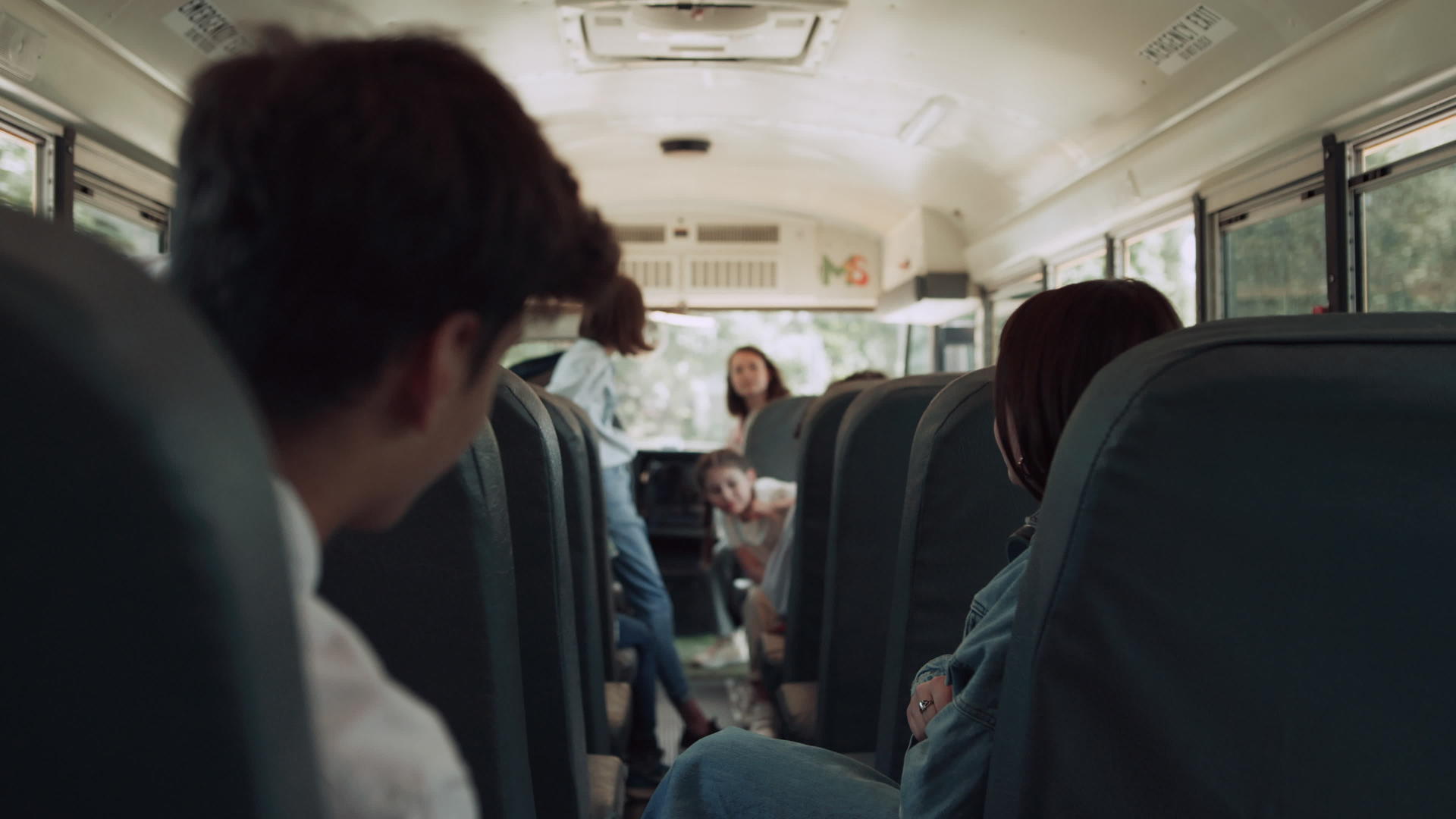 高中生坐在校车上交流视频的预览图