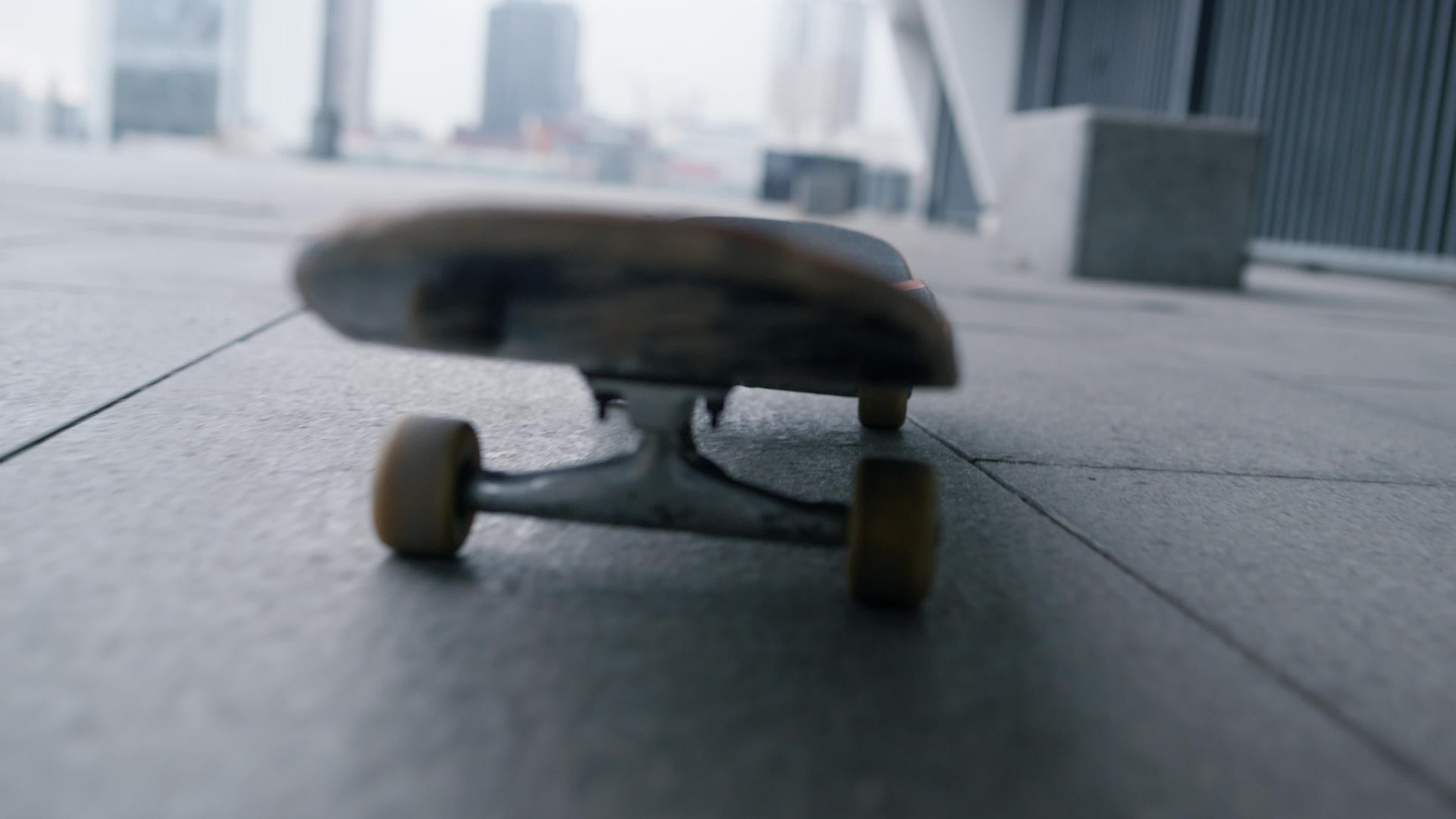 特写滑板沿着城市街道滑行视频的预览图