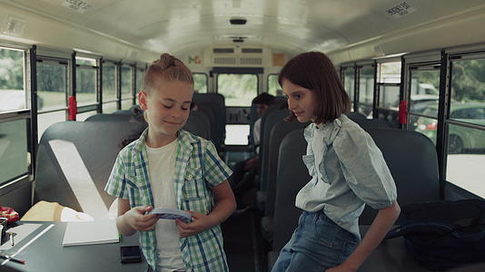 青春期前的学生在校车上聊天视频的预览图
