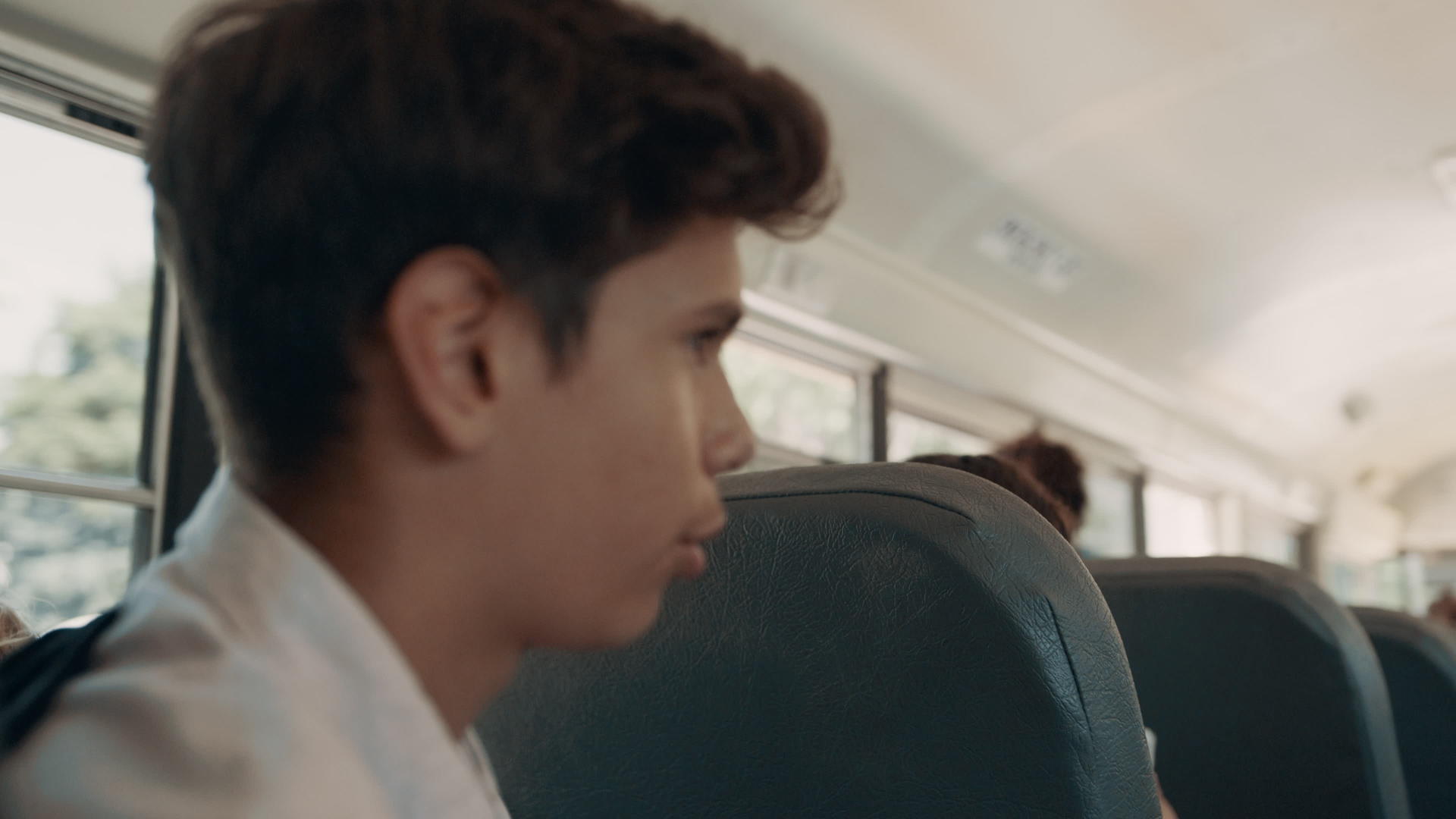 十几岁的男孩在校车上说话视频的预览图