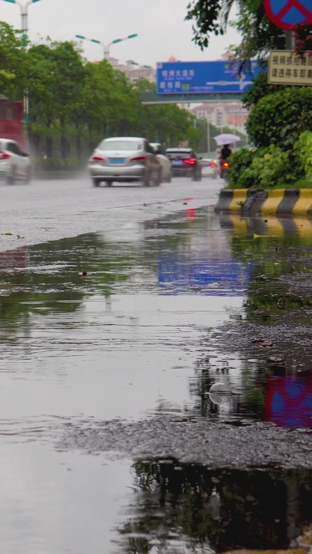 下雨天城市道路路面上的雨天视频的预览图