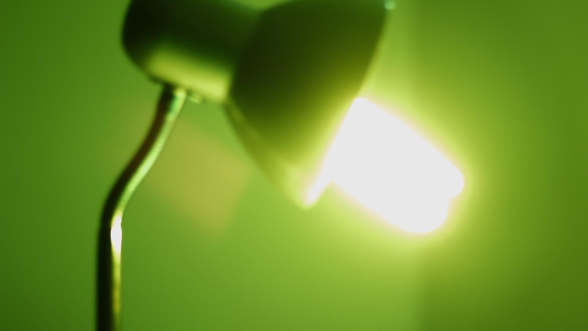 绿灯在房间里形成一盏灯视频的预览图