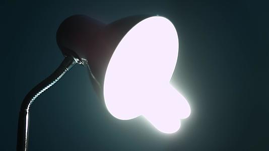 一盏明灯在黑暗中视频的预览图