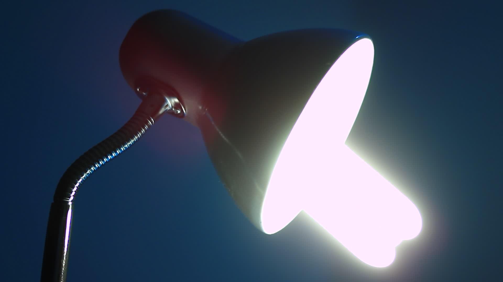 一盏明灯在黑暗中视频的预览图