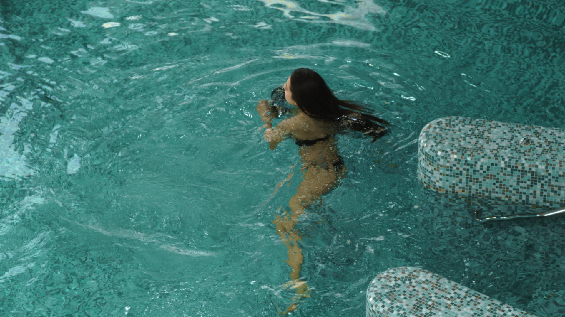 游泳池里的漂亮女孩视频的预览图
