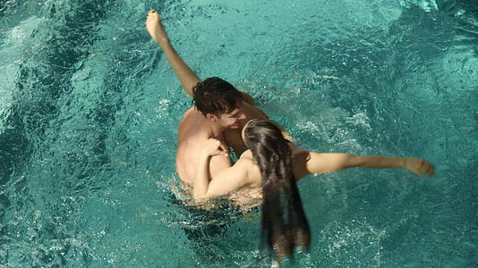 拥抱室内游泳池里的浪漫情侣视频的预览图
