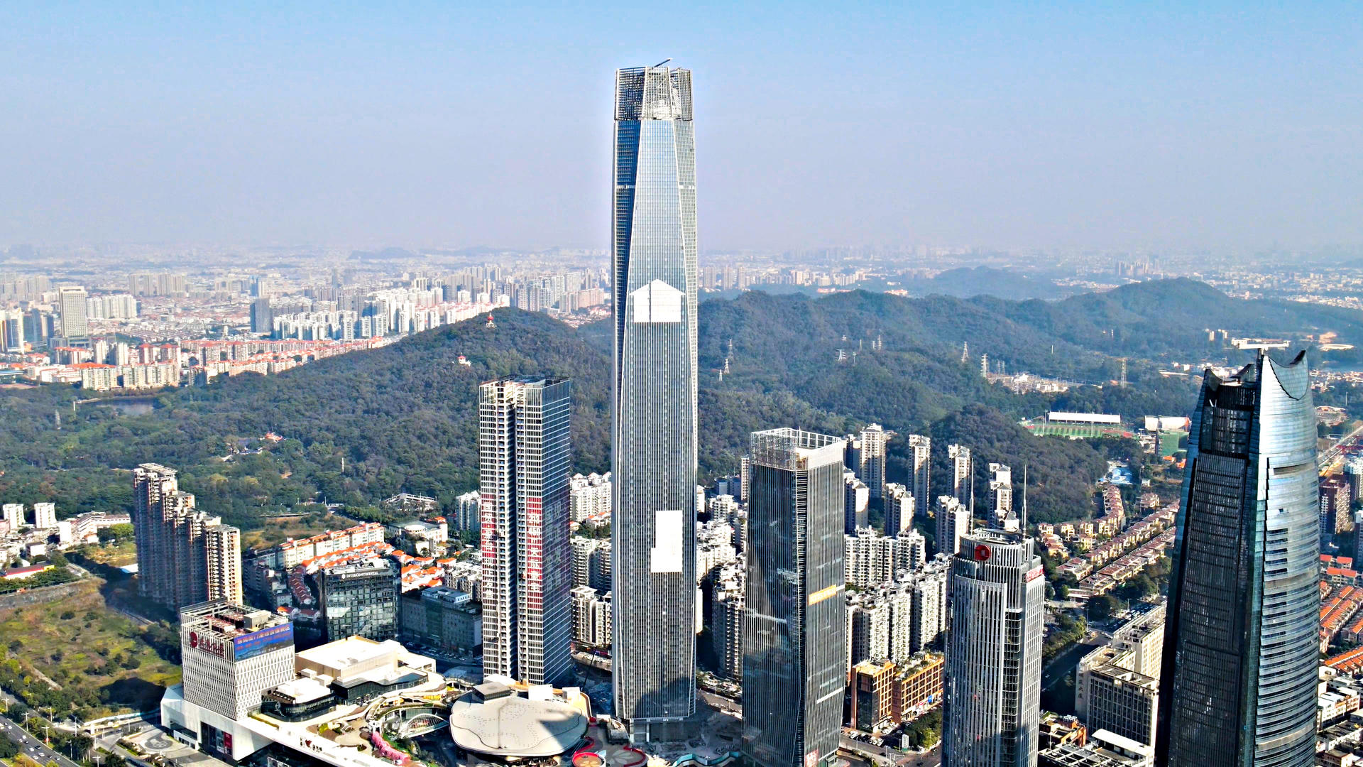 航拍广州东莞第一高楼民盈国贸中心视频的预览图