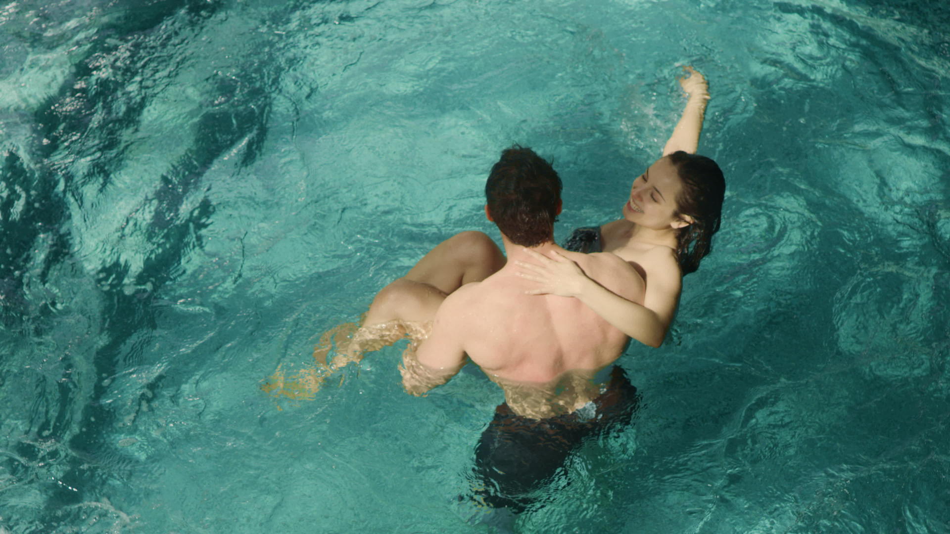 游泳池里的热情情侣视频的预览图
