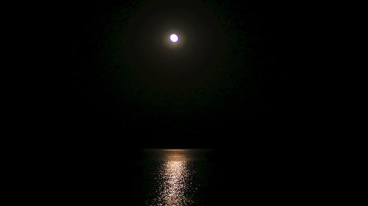 夜月满月在海面上视频的预览图