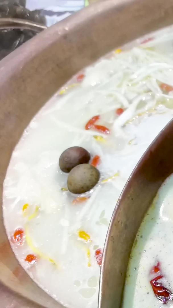 重庆特色美食铁锅串美食视频素材视频的预览图