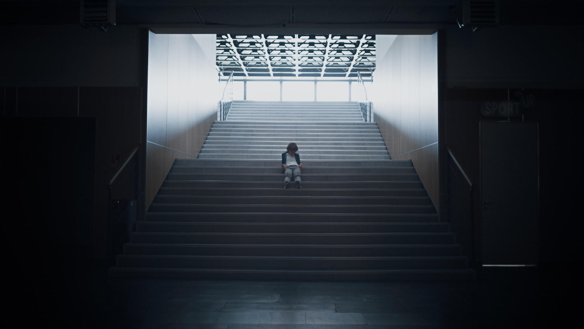 孤独的少年独自坐在黑暗的楼梯上视频的预览图
