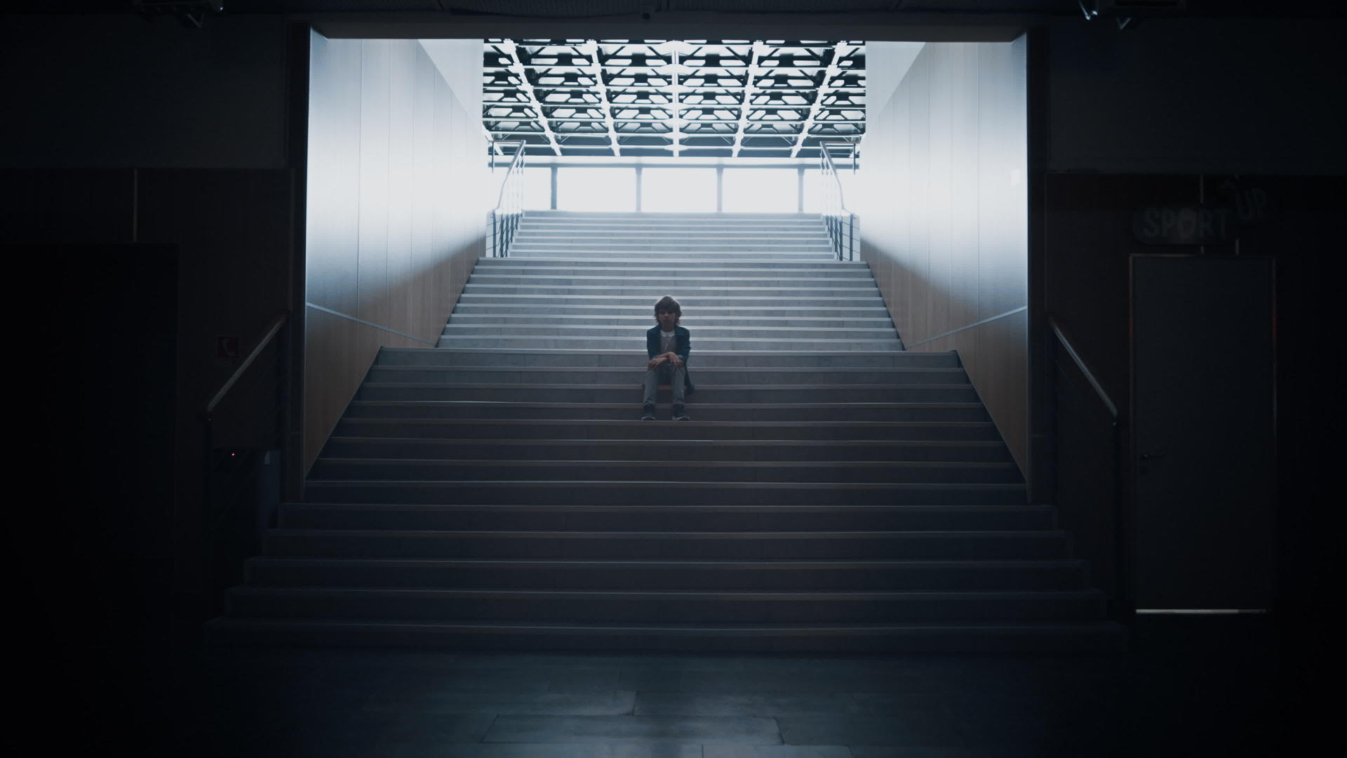孤独的学生独自坐在学校楼梯特写镜头上视频的预览图