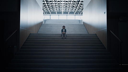 压力大的小学生独自呆在楼梯上视频的预览图