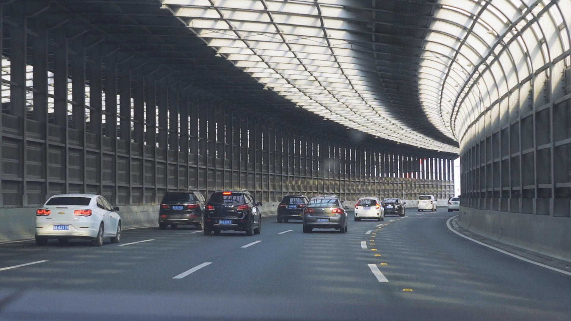城市高架桥汽车内第一视角车流隧道桥梁交通4k素材视频的预览图