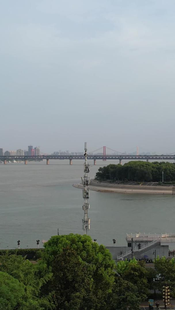 航拍城市江景长江科技数码5G信号接收器街景信号塔材料视频的预览图