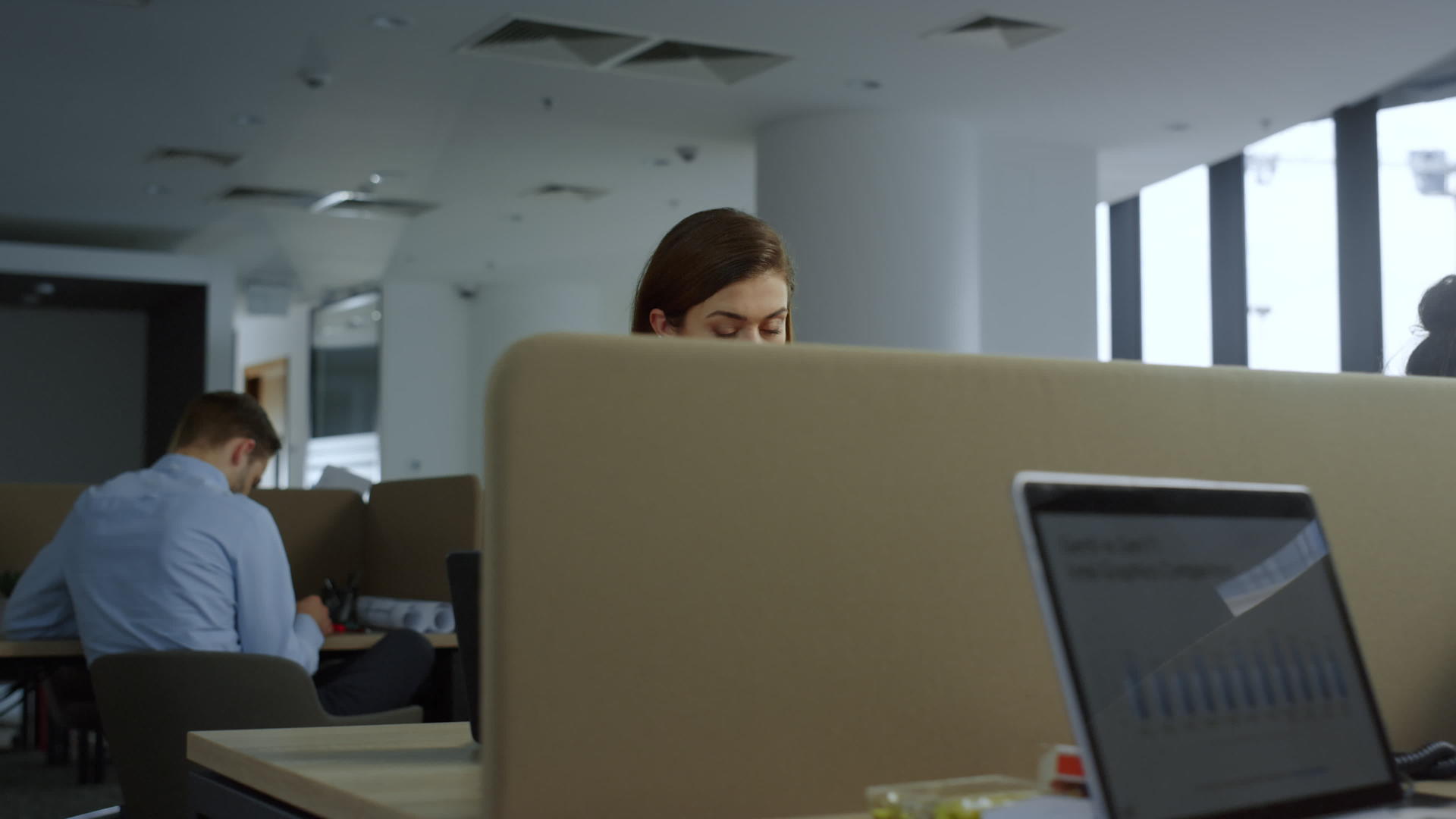 商务女性在看笔记本电脑屏幕时会读好消息视频的预览图