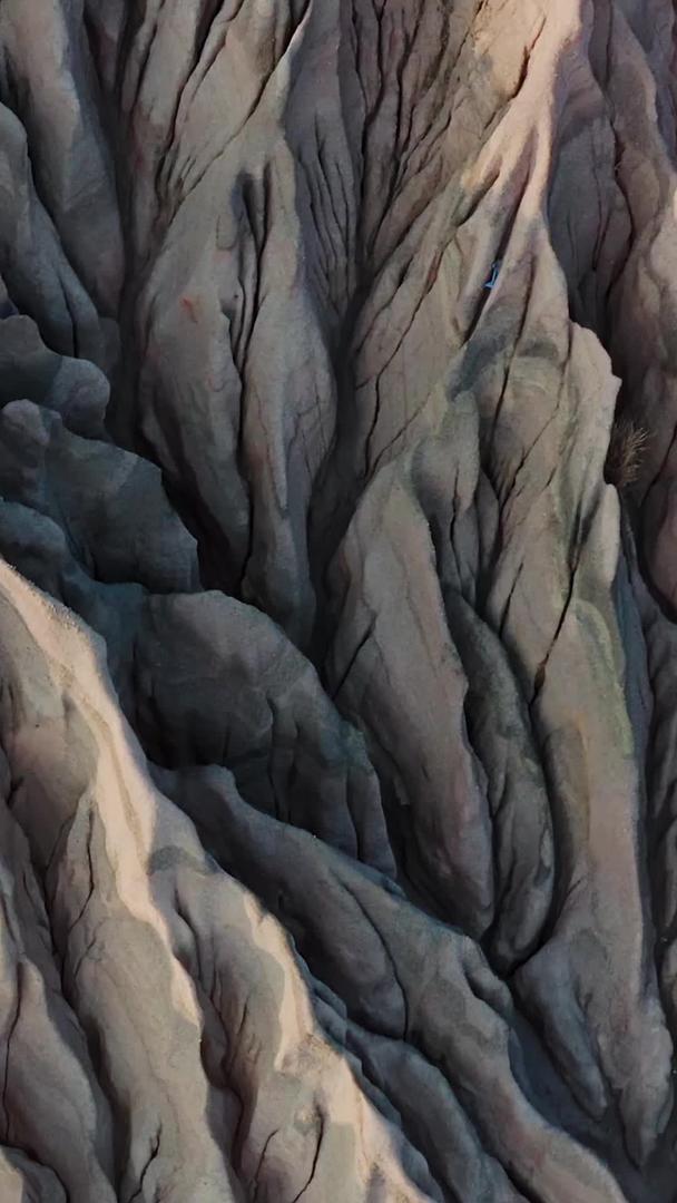 雅丹水土流失后的地貌形状视频的预览图