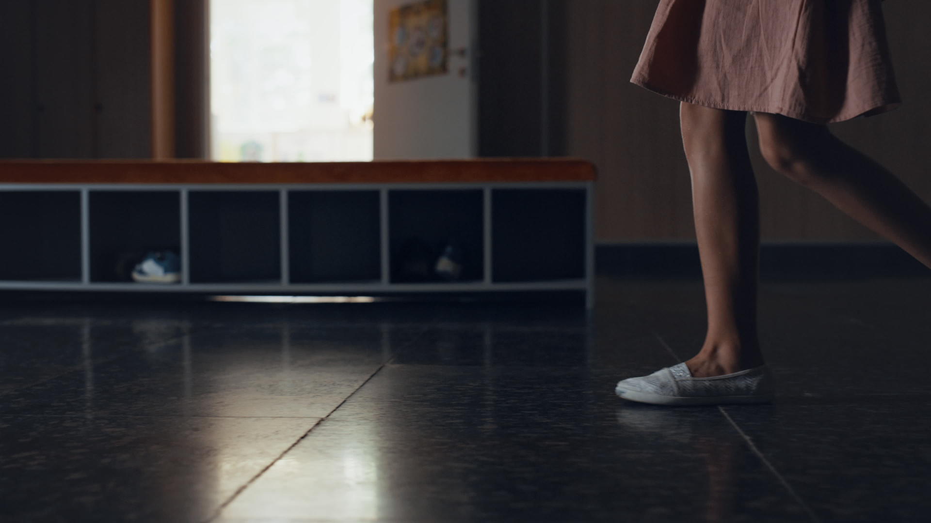 特写女孩的腿在休息时走在学校大厅视频的预览图