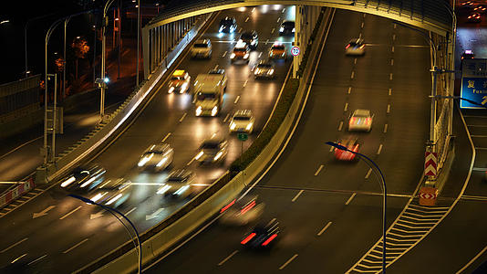 航拍城市夜景道路交通桥梁熙熙攘攘的车流4k素材视频的预览图