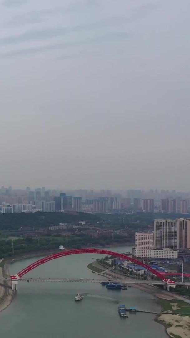 长江航拍与汉江在武汉龙王庙交汇江景视频视频的预览图