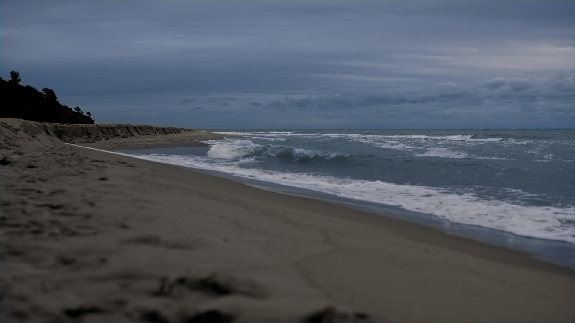 在黑暗的海洋景观背景下海滩汹涌澎湃视频的预览图