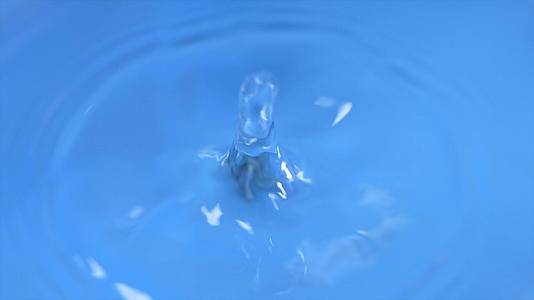 4k超级升格水滴落入水中视频的预览图