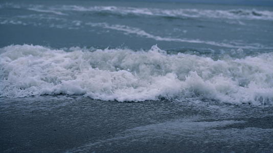 深蓝色背景下的海浪猛冲海滩视频的预览图