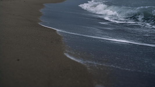 在沙滩景观上蓝色的波浪与海岸线碰撞视频的预览图