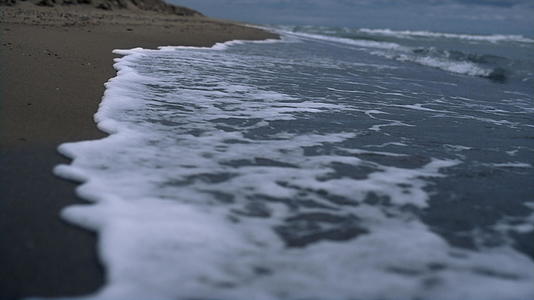 海浪冲击着海滩海岸的海景视频的预览图