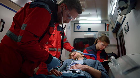EMS紧急医疗护理人员测量人的血压和血氧饱和度视频的预览图