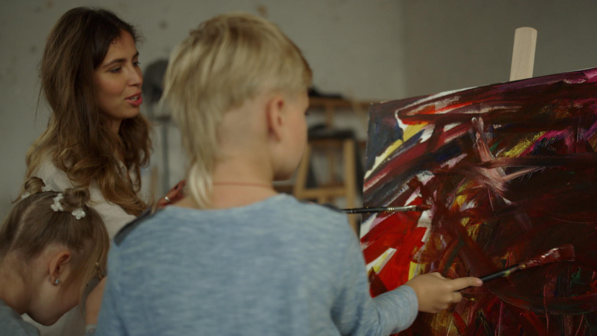 年轻的女画家在室内创作艺术品视频的预览图