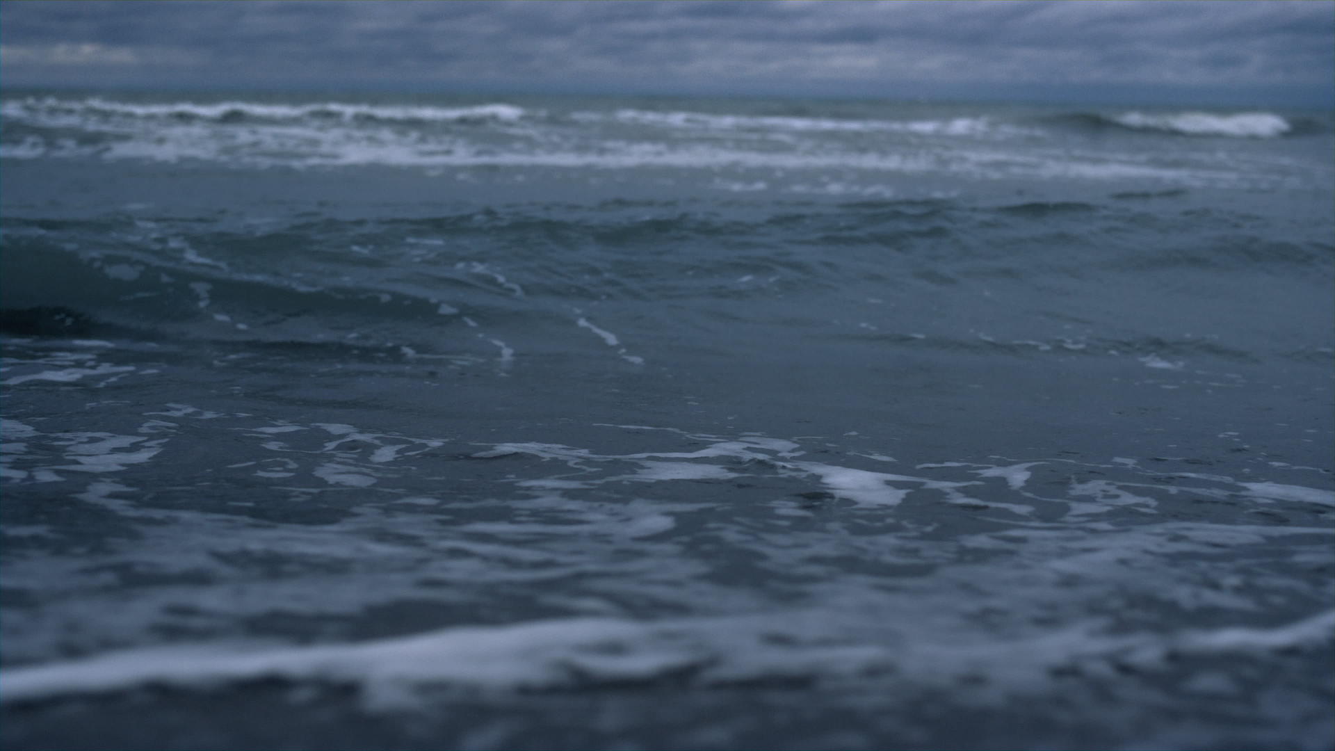 海滩风景背景风景风暴飞溅海浪视频的预览图