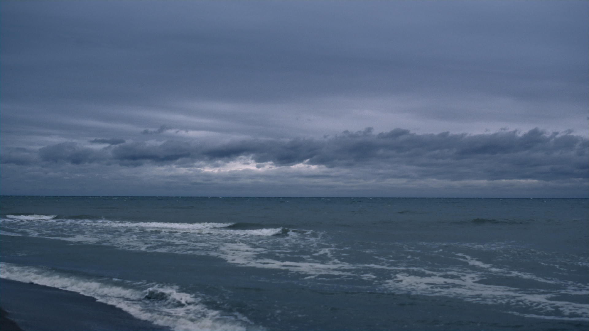 海浪景观背景在傍晚的天空沙滩上飞溅视频的预览图