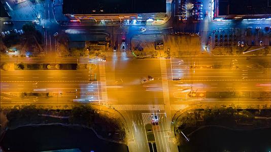 4k上海城市交通夜景十字路口俯视上空车流延时摄影视频的预览图