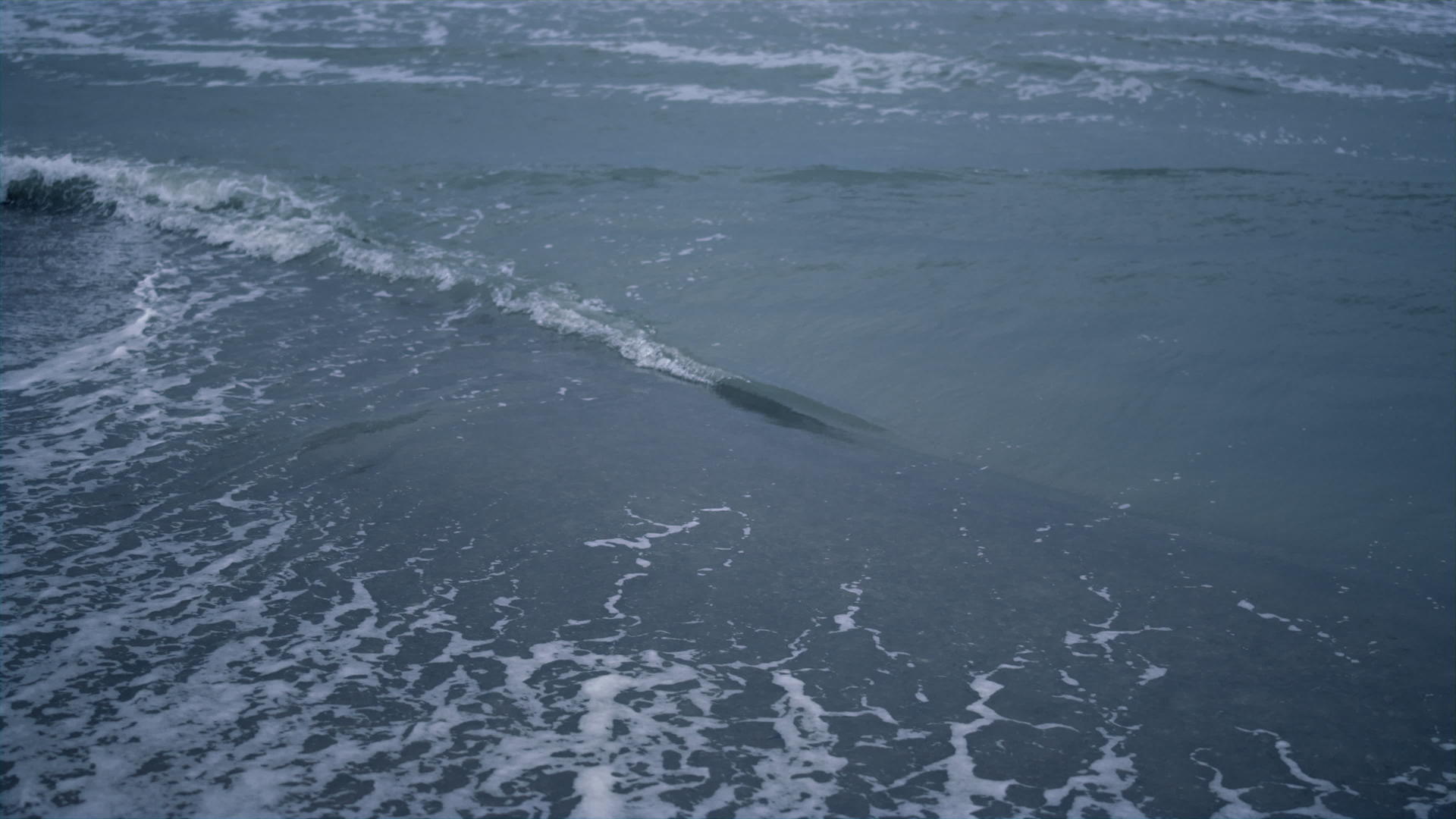 蓝水波撞击海岸背景视频的预览图
