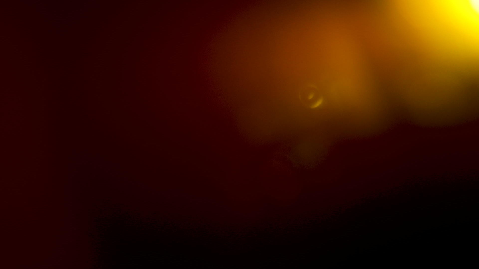 黑色背景的热橙色镜头视频的预览图