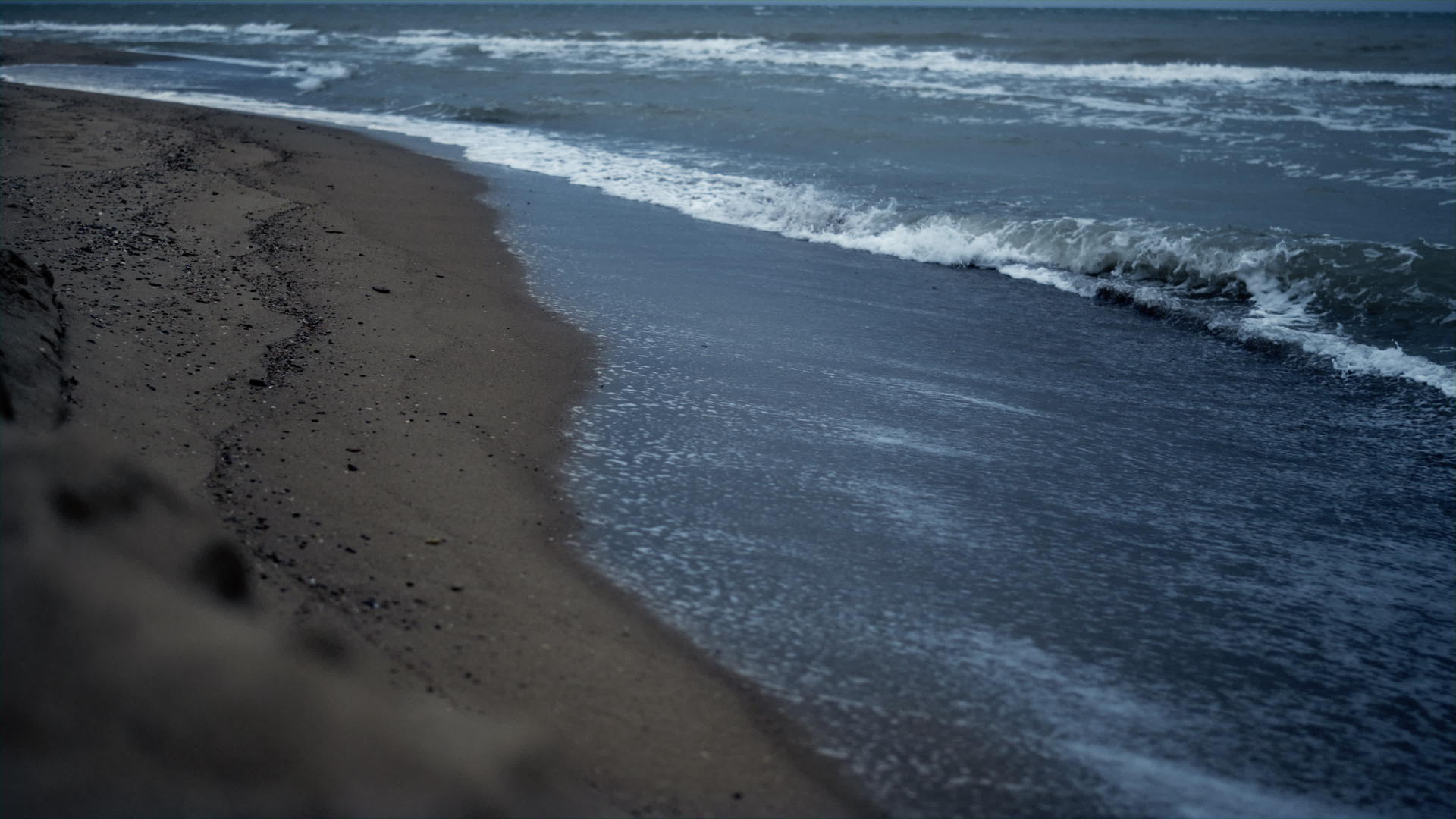 沙滩上的波浪拍打着沙滩海岸线景观视频的预览图