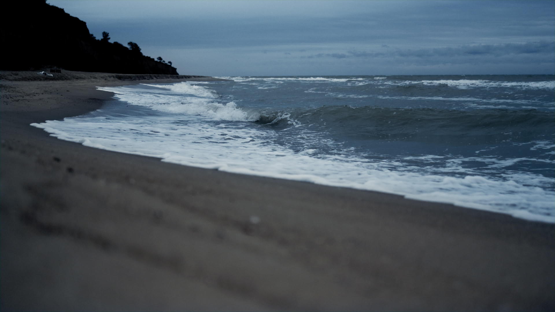 海浪在傍晚的海景中溅起沙滩线视频的预览图
