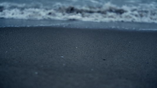白海浪拍打着沙滩视频的预览图