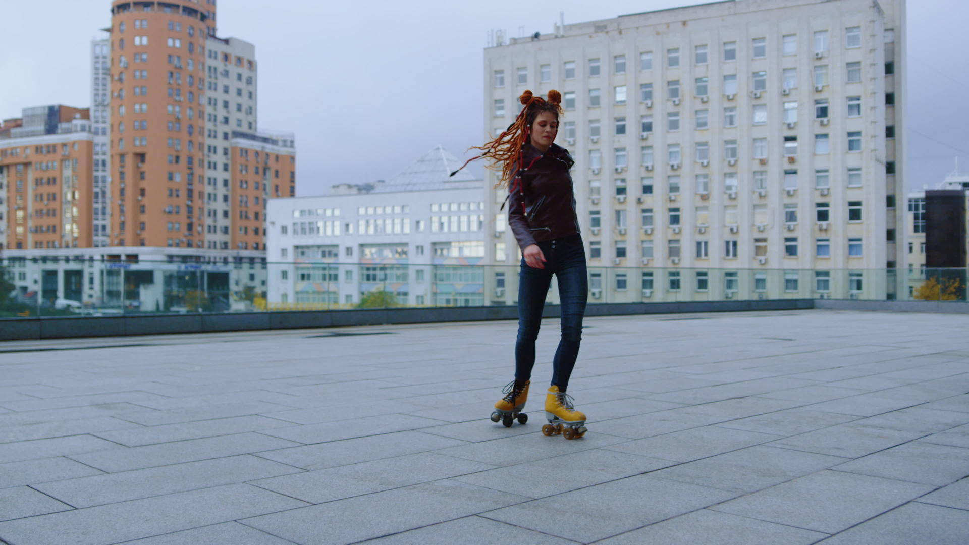 女孩滑轮滑视频的预览图