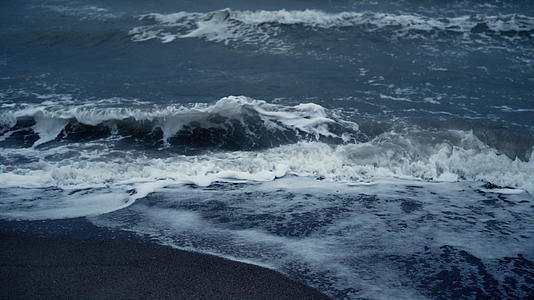 蓝海浪席卷冰岛海滩视频的预览图