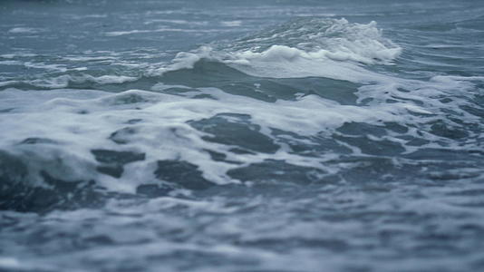 海浪泡沫在抽象自然背景中飞溅视频的预览图