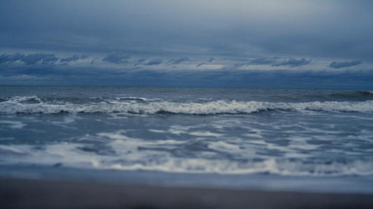 海浪席卷风景海滩视频的预览图