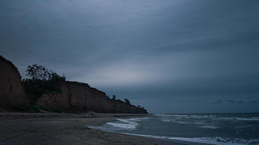 黑暗的海岸波浪打破了夜晚的海滩景观视频的预览图