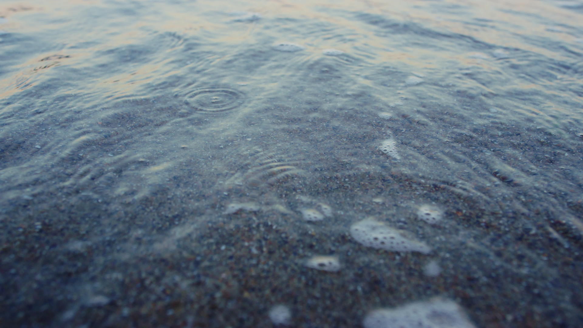 在缓慢的动作中蓝色的海浪溅起沙滩视频的预览图