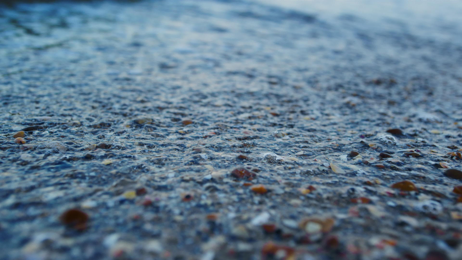 宏观蓝海水在慢动作中飞溅贝壳沙滩视频的预览图