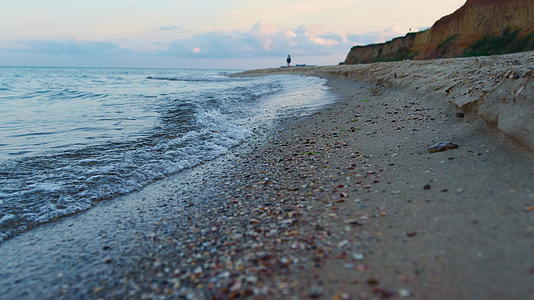 海浪在日出时溅在沙滩上视频的预览图