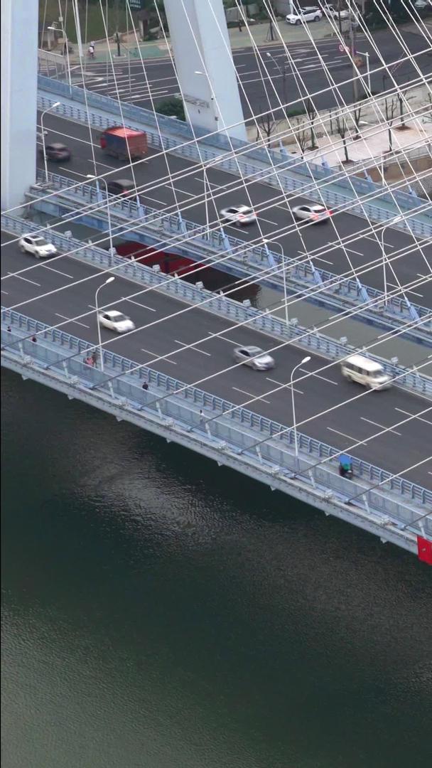 城市立交桥上繁忙的交通高清视频视频的预览图